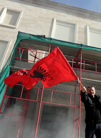 Albanian protesters try to break into government building