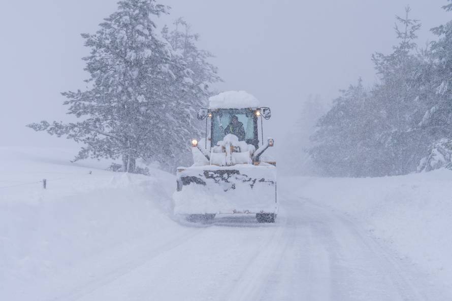 U Vrhovinama i Babinom Potoku palo je oko 50 do 80 cm snijega 