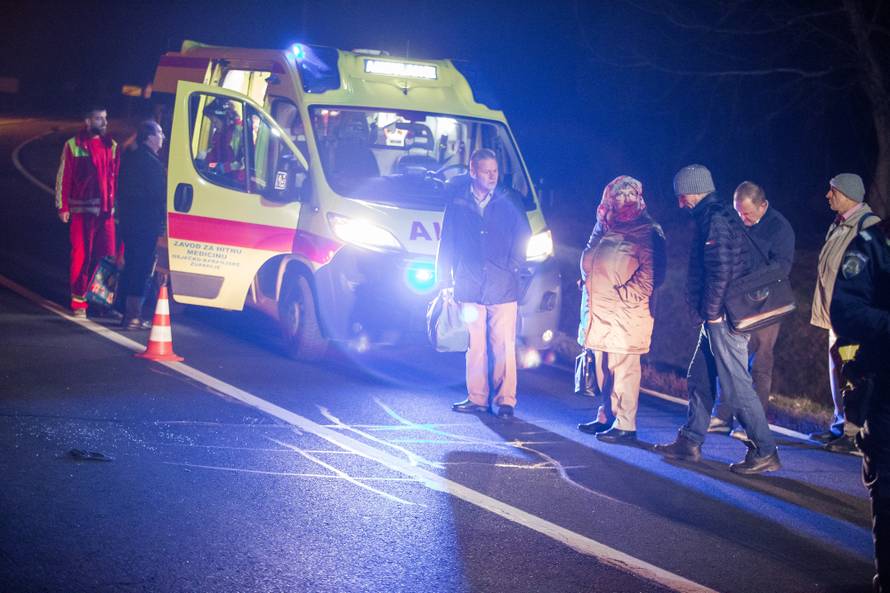 Autobus sa 17 putnika izletio s ceste, jedan čovjek ozlijeđen