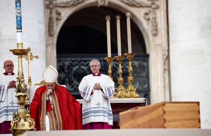 U tijeku je sprovod preminuog pape Benedikta XVI. Okupilo se preko 60 tisuća ljudi na trgu