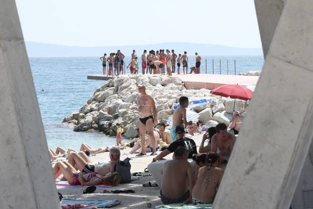 Split: Brojni posjetitelji osvježenje od vrućina pronašli su na plaži Žnjanskog platoa