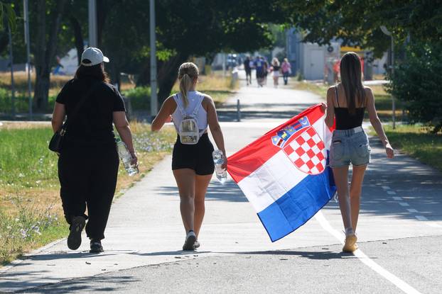 Zagreb: Obožavatelji idu prema fan zonama gdje će čekati ulazak u Hipodrom