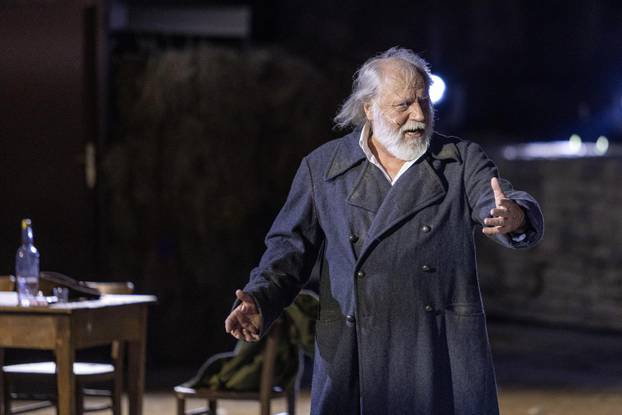 Pula: U Malom rimskom kazalištu odigrana je predstava "Antigona - 2000 godina kasnije"