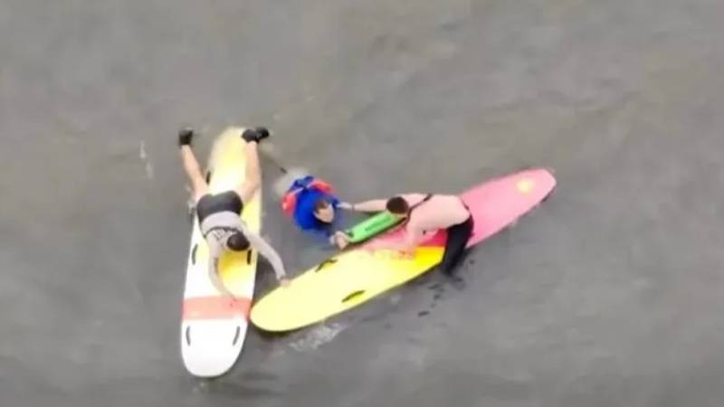 VIDEO KAO U FILMU Policajci ga lovili na daskama za surfanje!