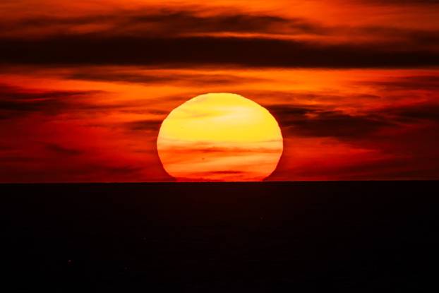 Vela Luka: Zalazak sunca promatran sa trajekta Oliver