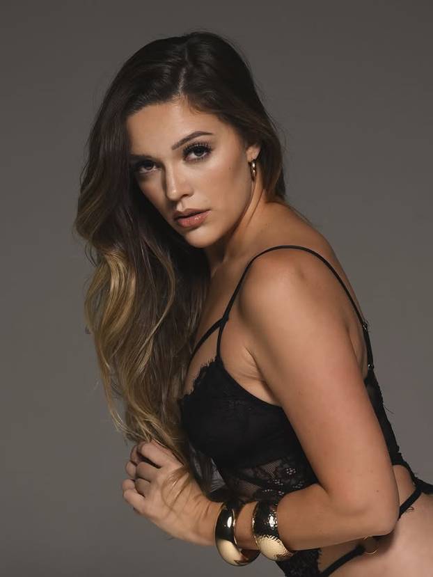 FOTO Ovo je najseksi pekarica koju ćete danas vidjeti: Mijesi tijesto i osvaja izgledom