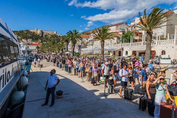 Gužva u gradu Hvaru na ukrcaj i iskrcaj sa katamarana