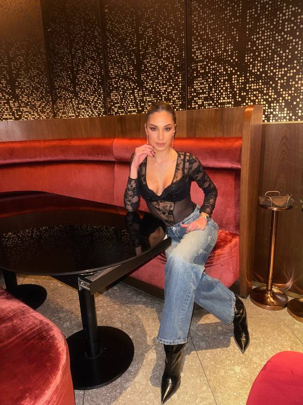 FOTO Talijanska voditeljica je konkurencija Diletti Leotti pred kamerama! Bila je i misica...