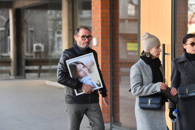 Beograd: Roditelji na sud stigli sa slikama ubijene djece iz Ribnikara, Kostinu majku zasuli uvredama