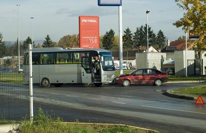 Bus ulazio na benzinsku pumpu pa naletio na auto