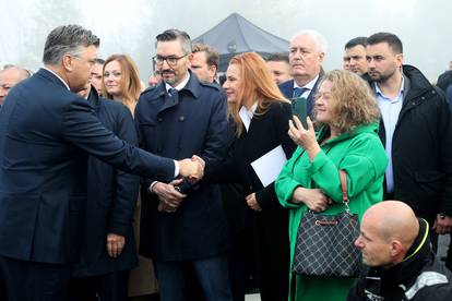 FOTO U Sisku su svečano otvorili novu cestu: Stigli Plenković, Bačić, Butković, svećenik...