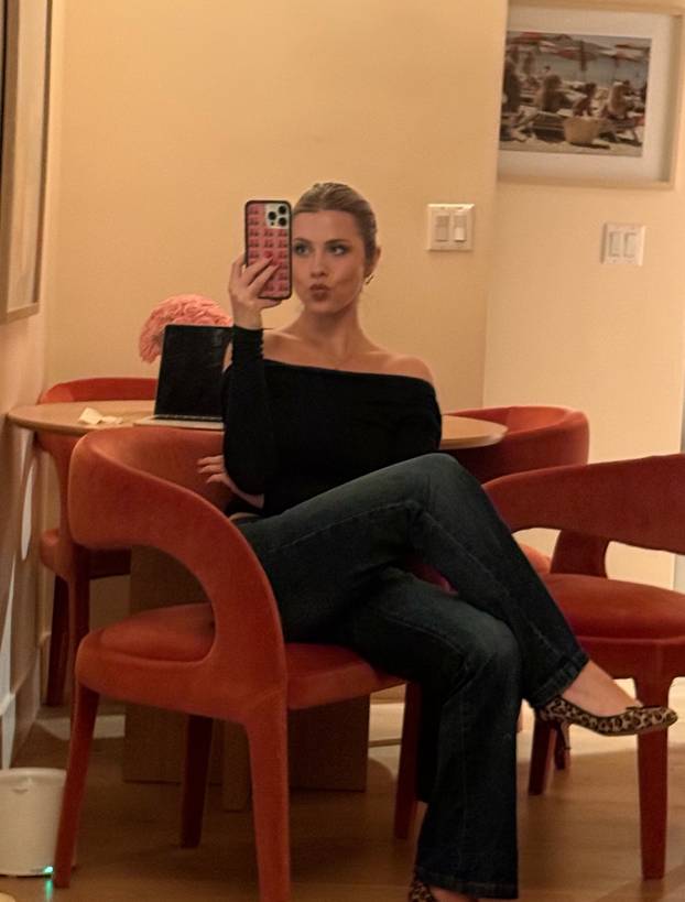 FOTO Becca Moore izazvala kaos na internetu: Iako vodi podcast, svi lude zbog njezinih fotki