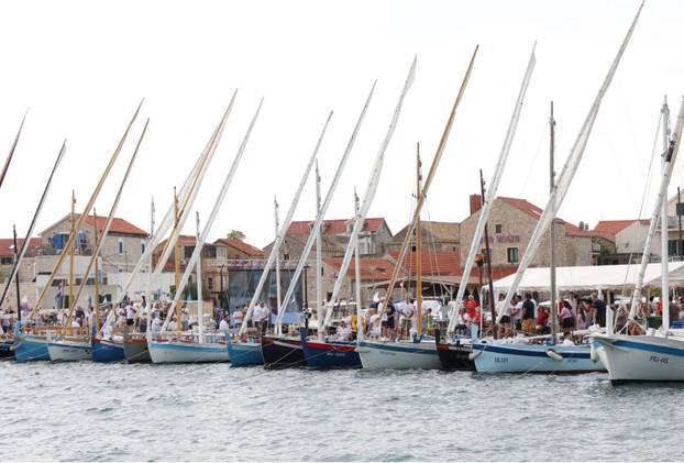 FOTO Čuvari stoljetne tradicije: Drveni brodovi utrkivali se na 'Regati za dušu i tilo' u Betini