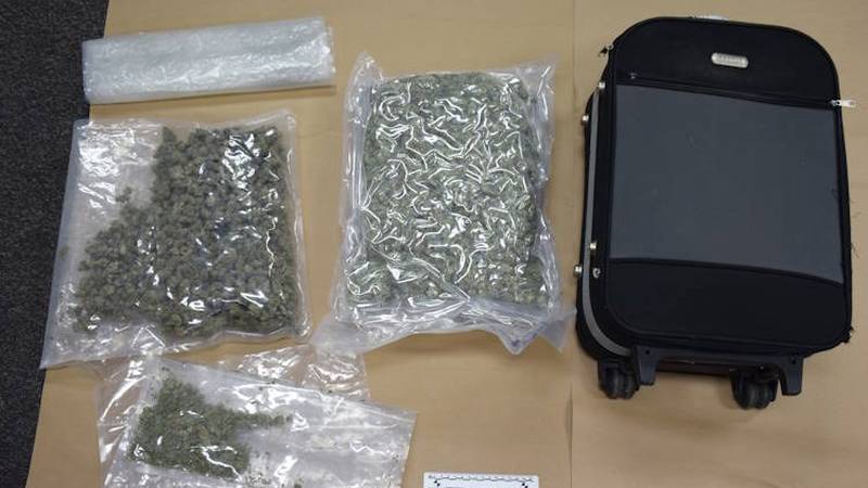 Pao diler u Novom Zagrebu: U stanu pronašli MDMA, kokain, 'speed'. Priveli su i ženu (32) 18 foto4
