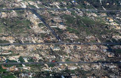 Oluje  u SAD-u ubile najmanje 14 ljudi, u Joplinu traže žive 