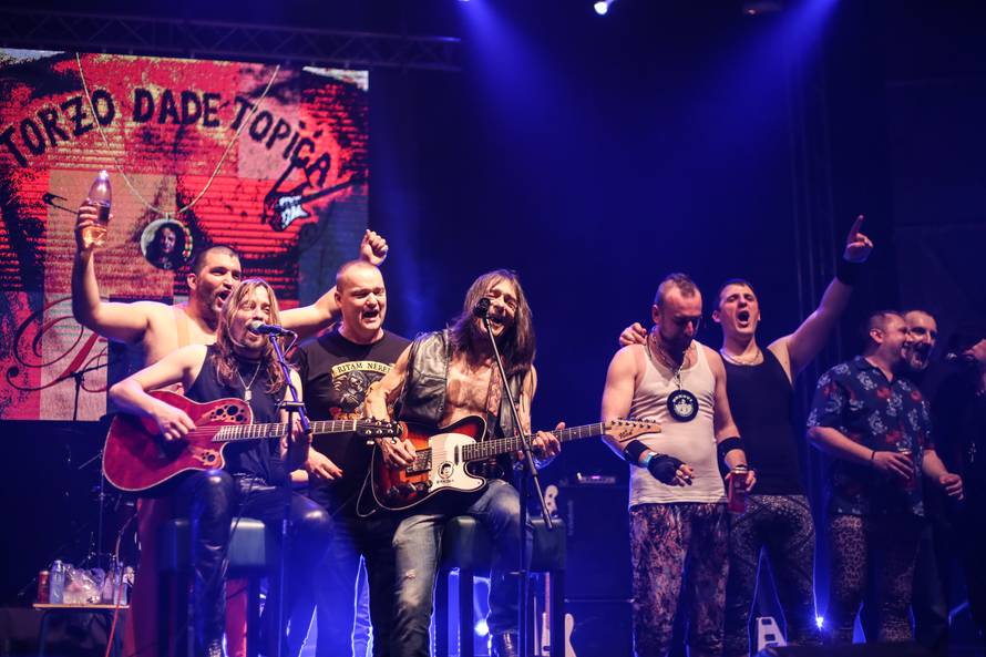 Brkovi razvalili Halu sportova! Dado Topić pokazao torzo