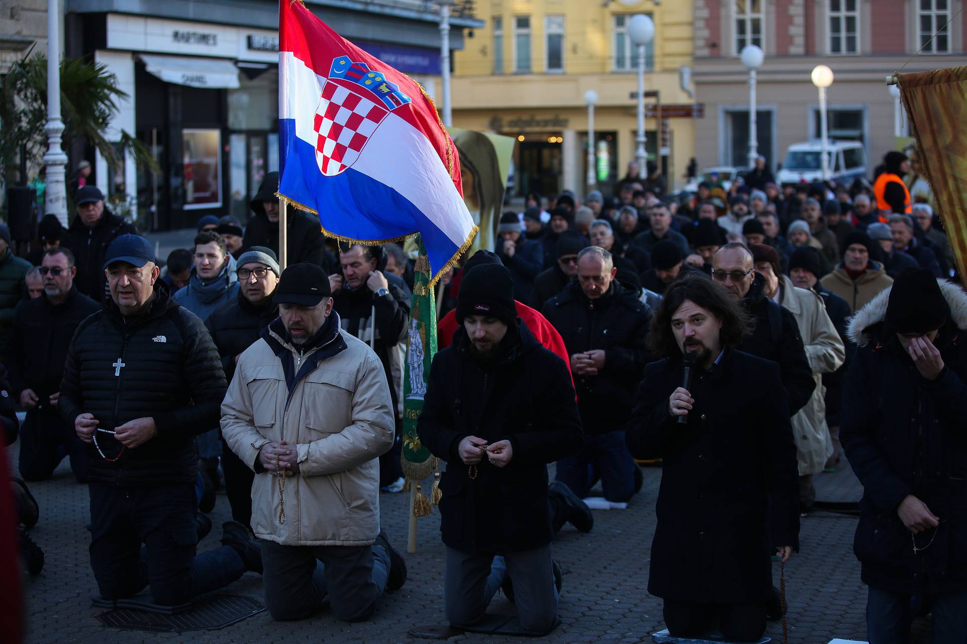 Zagreb: Muškarci na koljenima mole krunicu za čednost žena i domovinu