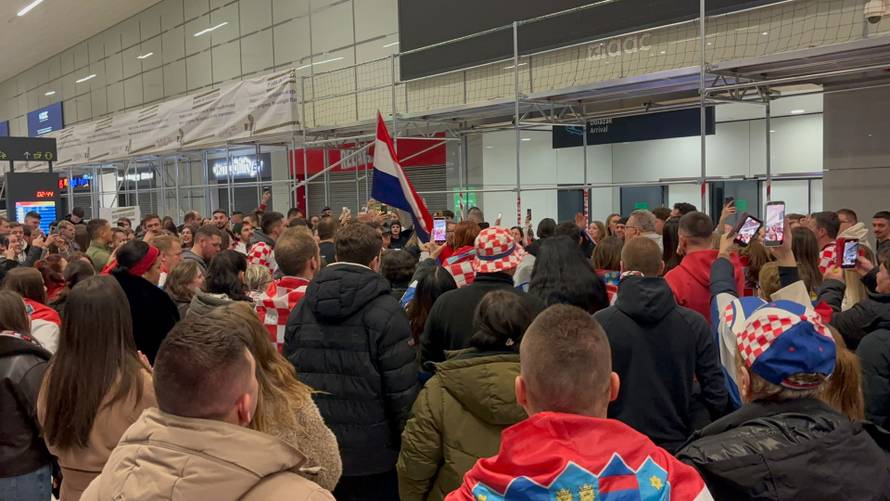 VIDEO Brončani stigli u Hrvatsku! Dočekali ih brojni navijači, orio se Thompson