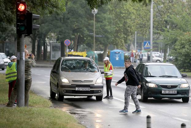 Zagreb: Pripadnici Školske prometne patrole pomažu učenicima sigurno doći do škole