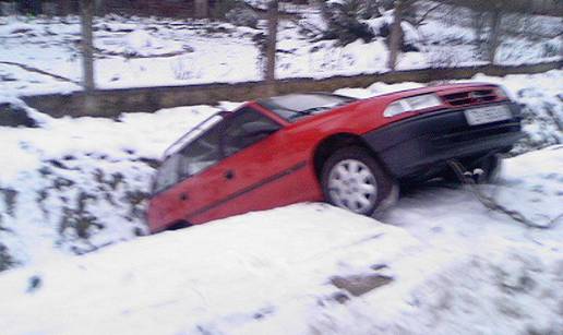 Zaboravio podići ručnu, automobil otklizao u jarak