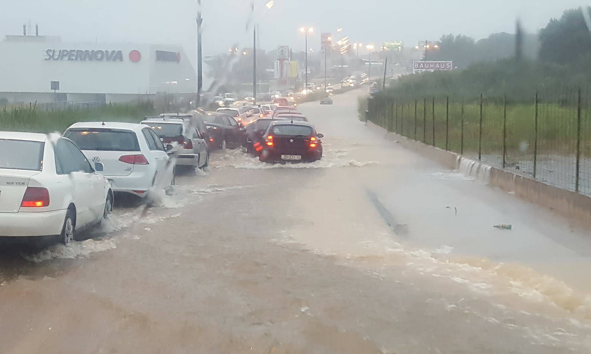 Opći potop u Zadru: Garaže su poplavljene, auti plivaju, kaos...