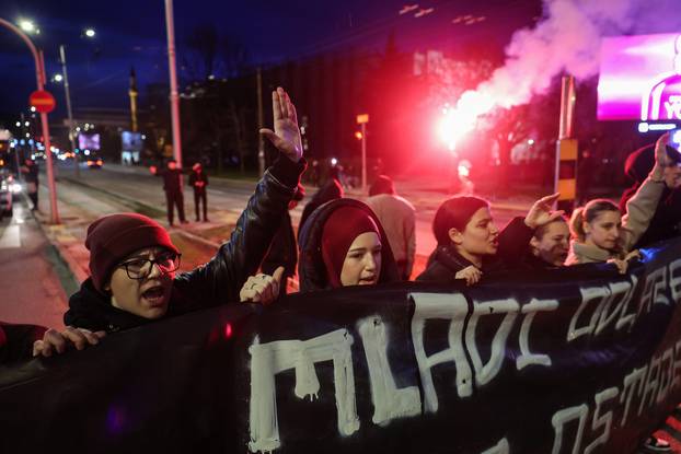 Sarajevo: Prosvjednici na ulicama grada uz transparente zapalili i baklje