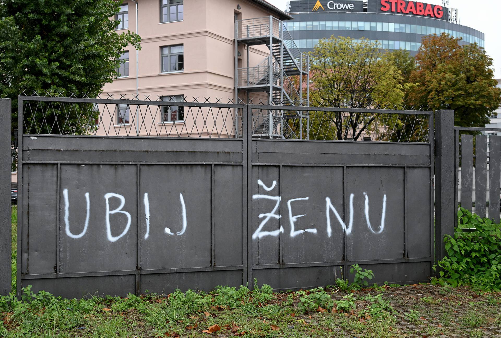 Zagreb: Grafit "Ubij ženu" u Držićevoj ulici nedaleko od Autobusnog kolodvora