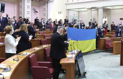 Zastupnici razvili ukrajinsku zastavu: Na nogama uz pljesak pozdravili veleposlanika
