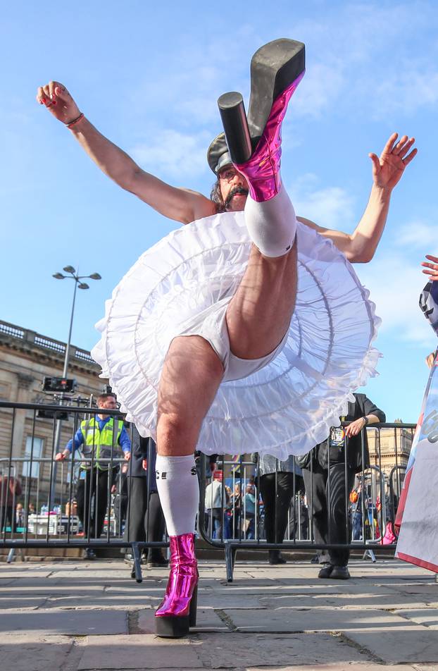 Liverpool: Mrle nakon ceremonije otvaranja Eurovizije pokazao gipkost i raskoš kostima