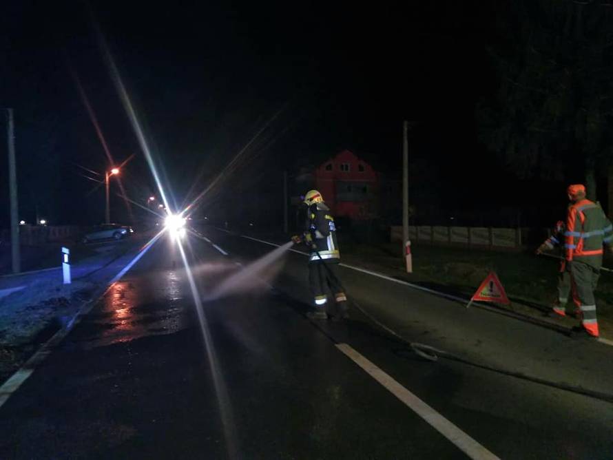 Zabio se u prikolicu punu gnoja pa ga vatrogasci vadili iz auta