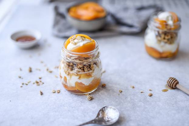 Peach,Breakfast,Parfait,With,Greek,Yoghurt,,Home,Made,Granola,,Peaches