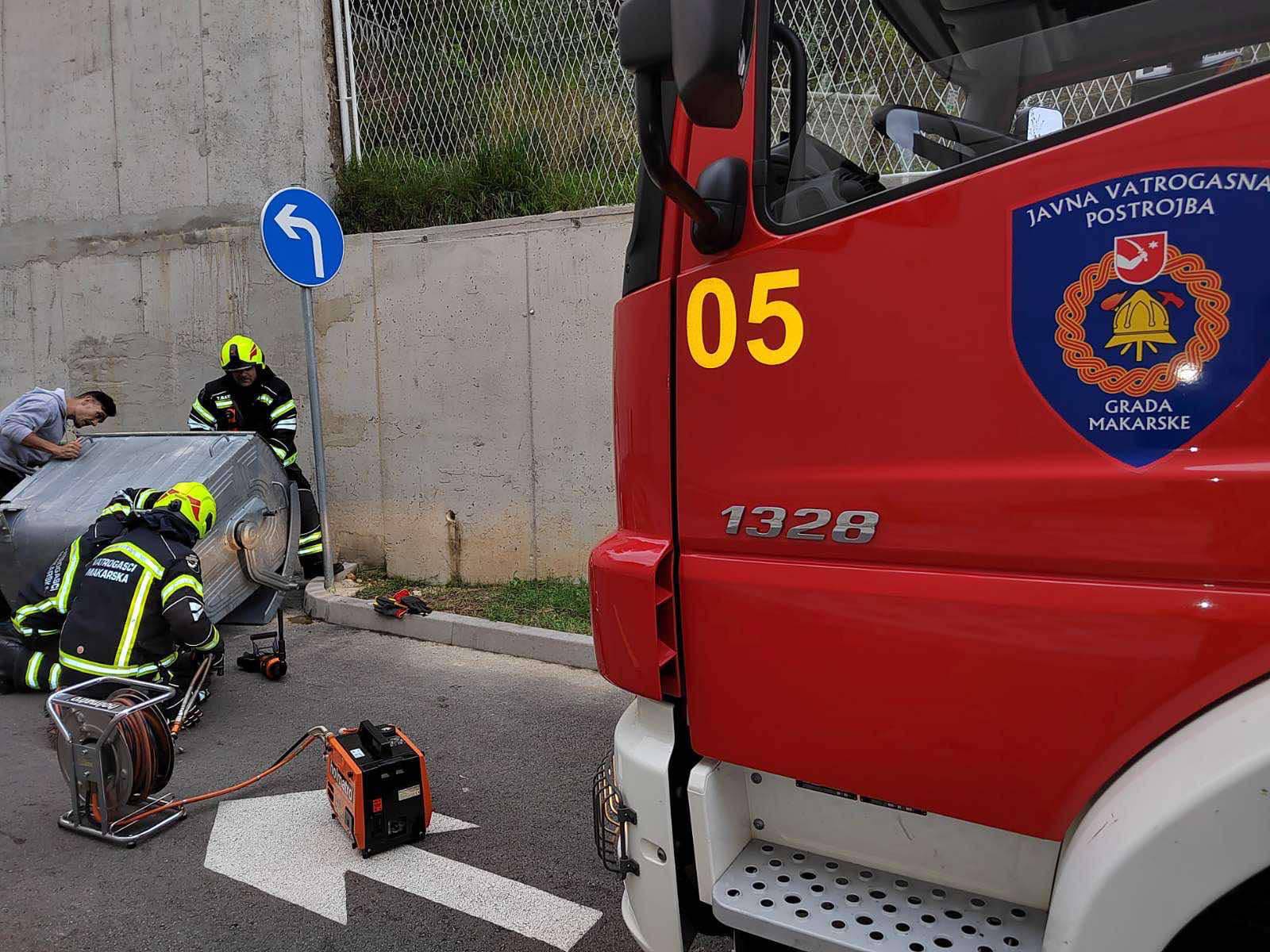 Makarski vatrogasci u akciji: Spasili su mačića kojemu je glava zapela u kontejneru