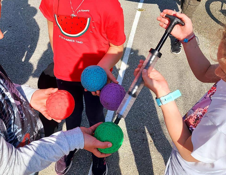 S loptama i pumpom učenici u Tučepima pomogli doktorima: 'Gle, učiteljica cijepi koronu!'