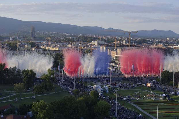 Zagreb: Vojni mimohod završio uz veličanstveni pirotehnički šou 