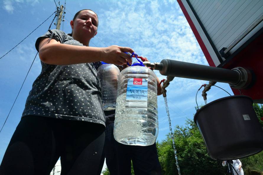 Vodu moraju kupovati: Plaćaju račune, a iz slavine curi mulj