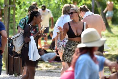 Turisti uživaju u ljepotama i kupanju na Slapovima Krke