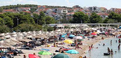 FOTO Plaža u Brodarici je krcata kupačima:  Toplinski val bliži se kraju, pogledajte ljetne prizore