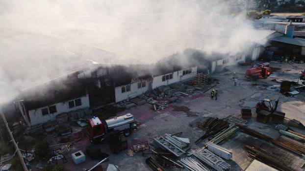 Mostar: Pogled iz zraka na tri hale tvrtke Interkomerc koje su izgorile u požaru