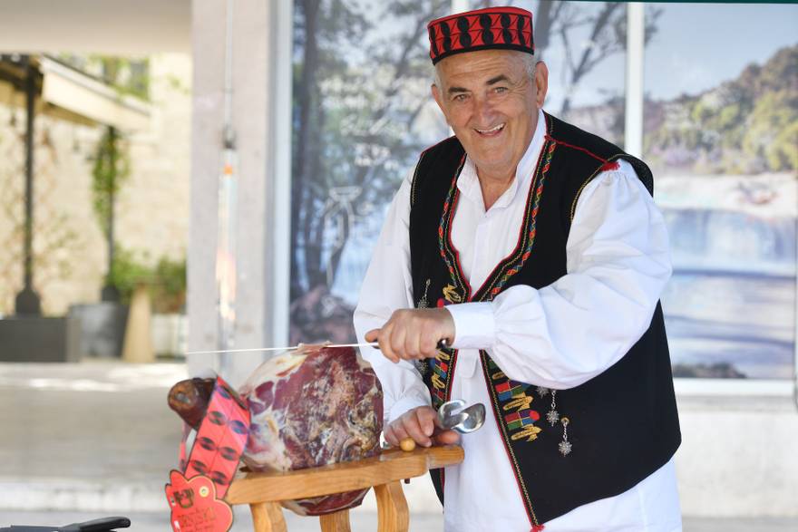 Festival pršuta u Šibeniku: Degustirali su se krčki, istarski, dalmatinski i drniški
