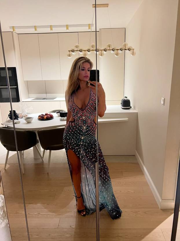 FOTO Isklesana mama Renata oduzima dah u mini bikiniju