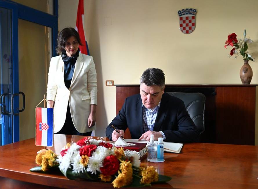 Zoran Milanović na spomen groblju hrvatskim izbjeglicama: El Shatt me se duboko dojmio