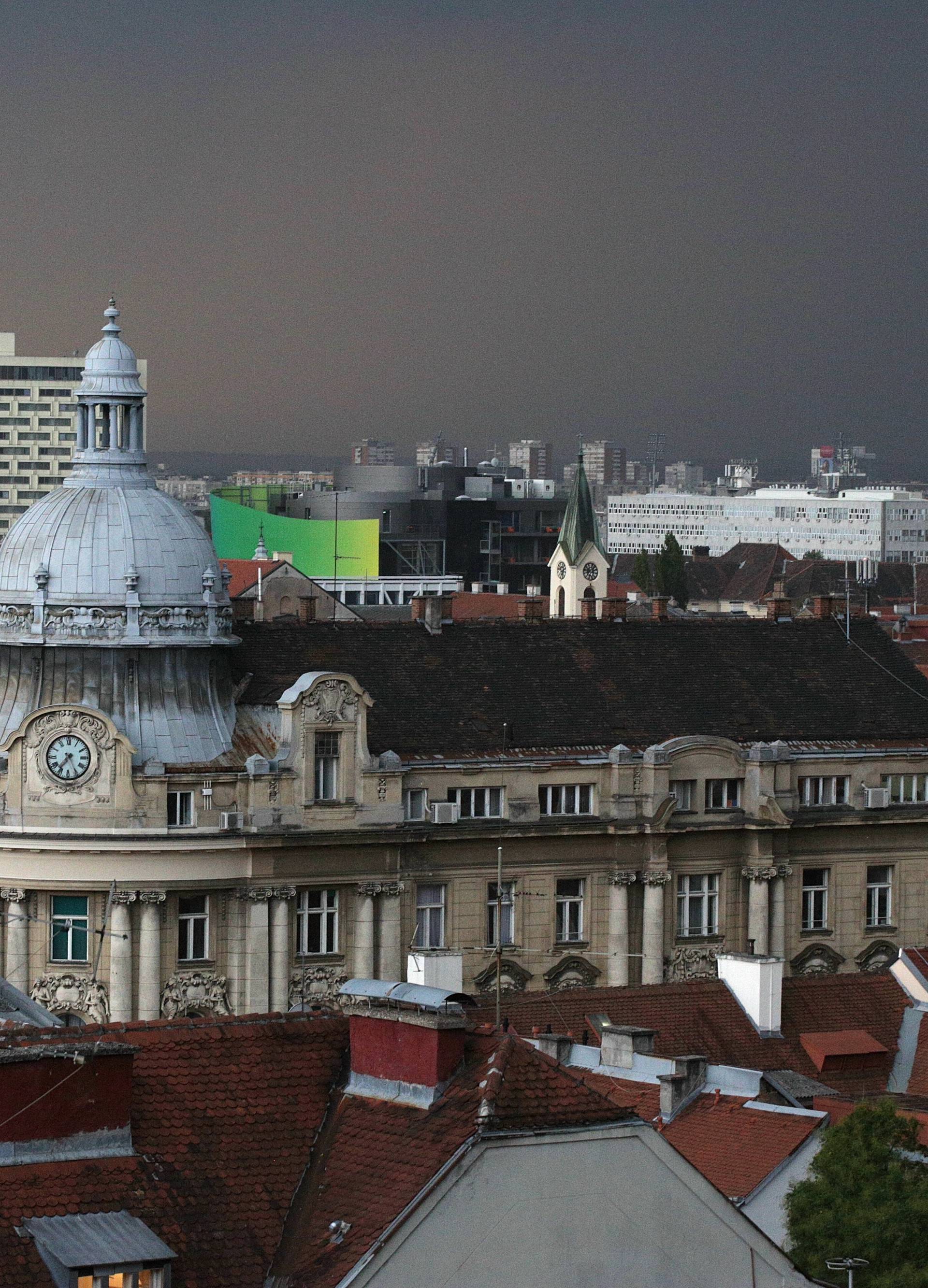 Jak vjetar čupao stabla, valovi u Selcu napola potopili brodicu