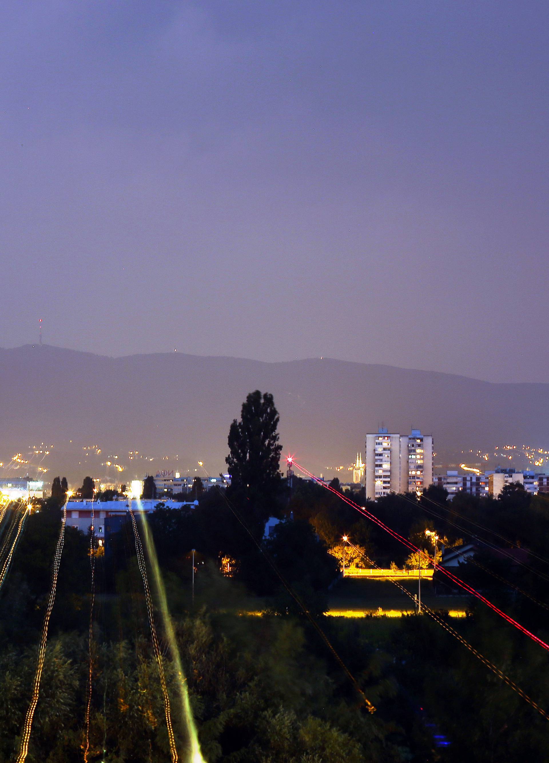 Jak vjetar čupao stabla, valovi u Selcu napola potopili brodicu