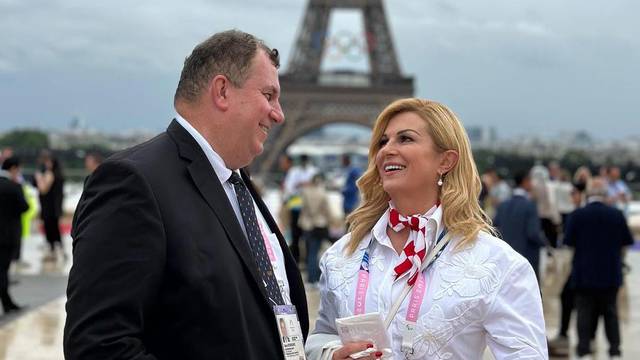 Romantika prije Olimpijskih igara! Kolinda i njezin suprug pozirali ispred Eiffelovog tornja