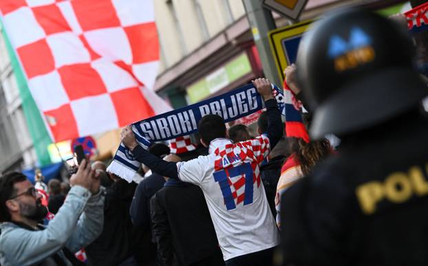 Prag: Hrvatski navijači u korteu idu do stadiona