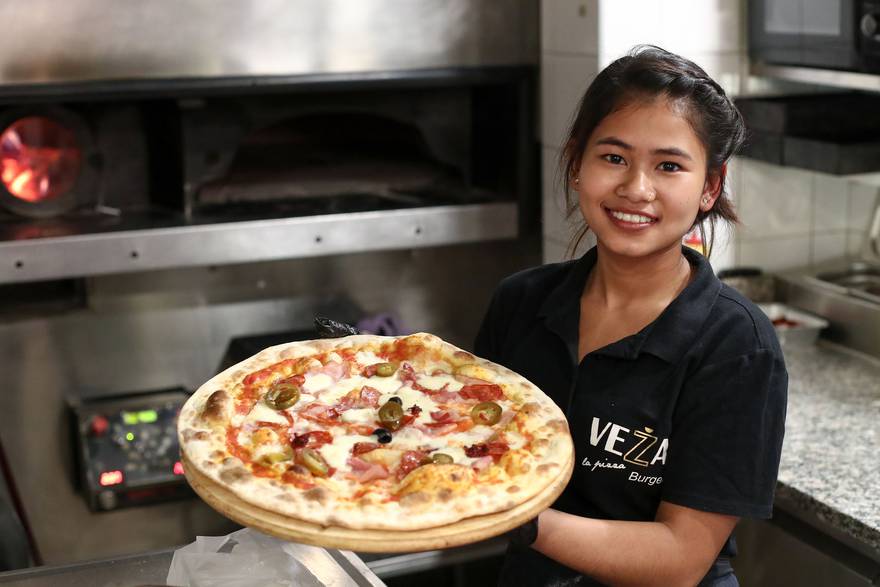 Zagreb: Nepalka Rina radi pizze u pizzeriji Veža