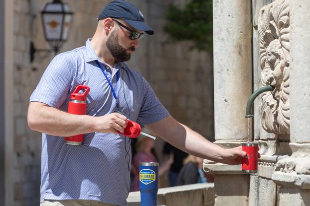 Brojni turisti traže osvježenje na visokim temperaturama u Dubrovniku