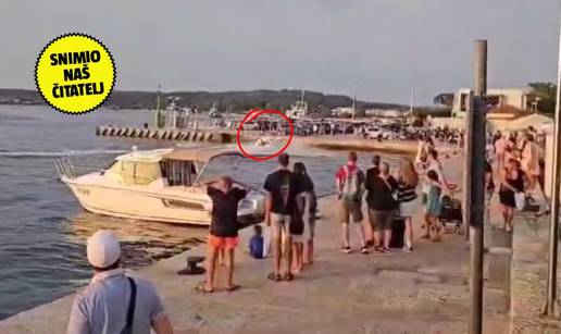 VIDEO Ovo je trenutak u kojem gliser udara u rivu u Rovinju! Ljudi se hvatali za glavu