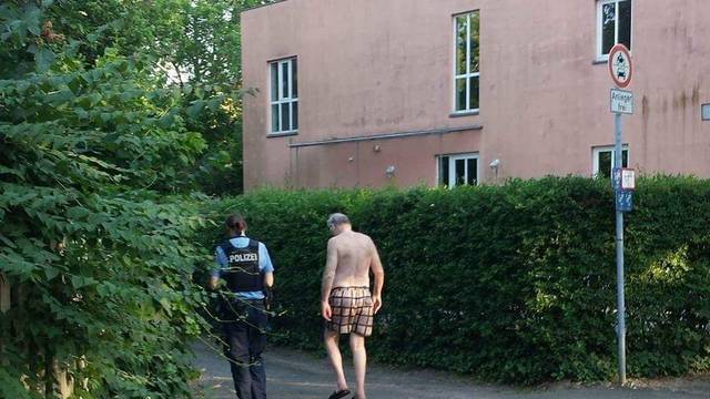 Političaru ukrali odjeću dok se kupao: 'Nema toga za naciste'