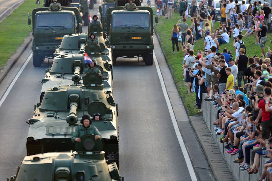 ARHIVA - Na današnji dan 2015. u Zagrebu održan veliki vojni mimohod